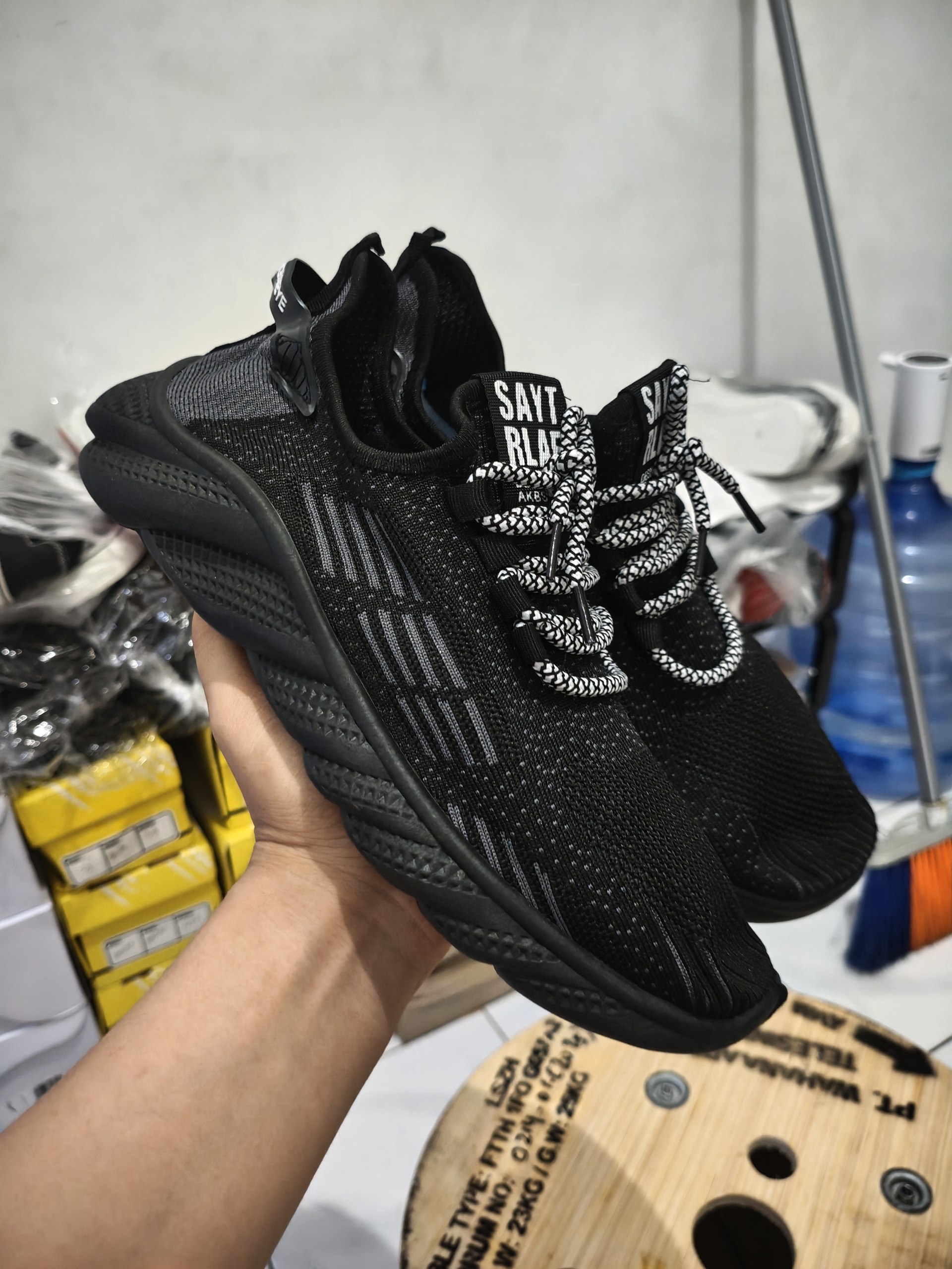 Sepatu Sneakers Pria Flyknit Mesh - Casual, Ringan & Anti Slip