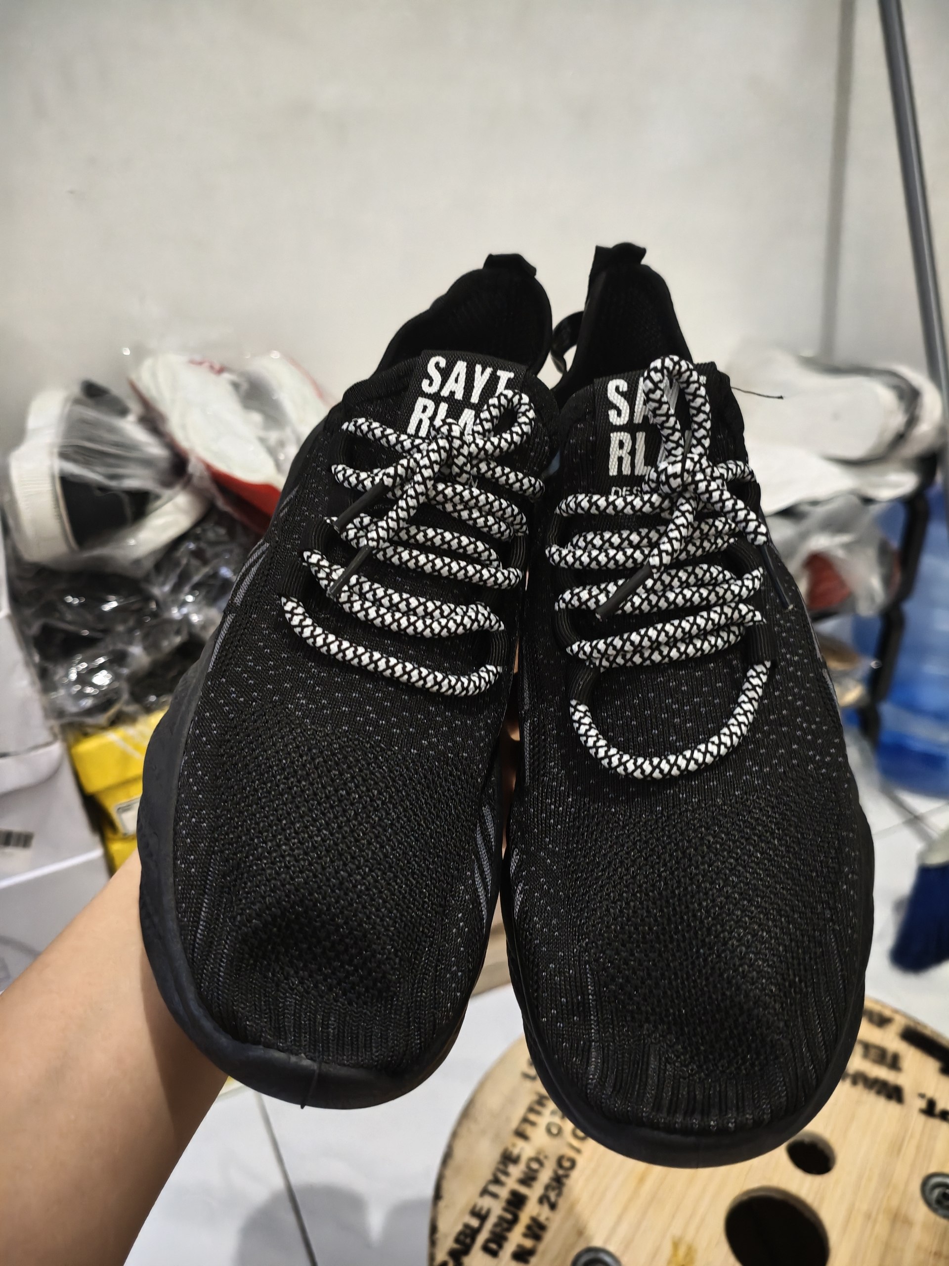 Sepatu Sneakers Pria Flyknit Mesh - Casual, Ringan & Anti Slip